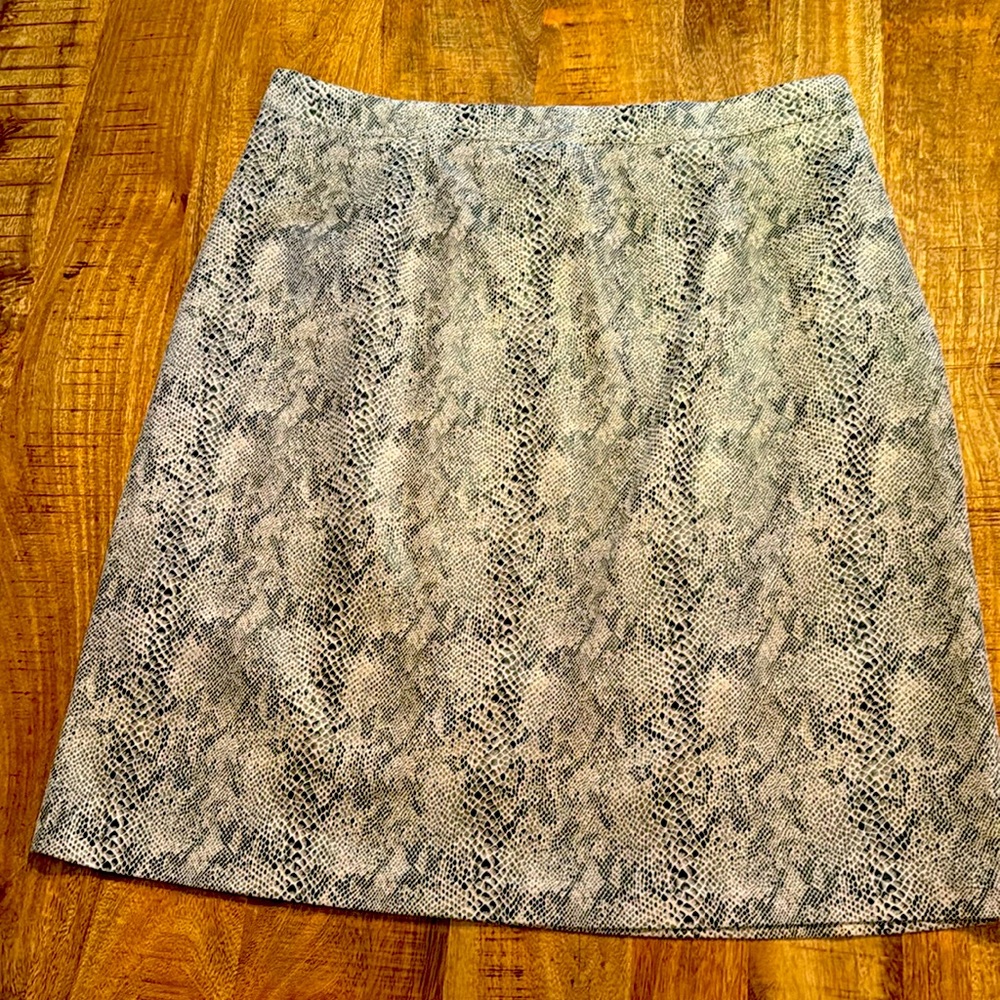 Sleek snake skin print lined knee length skirt